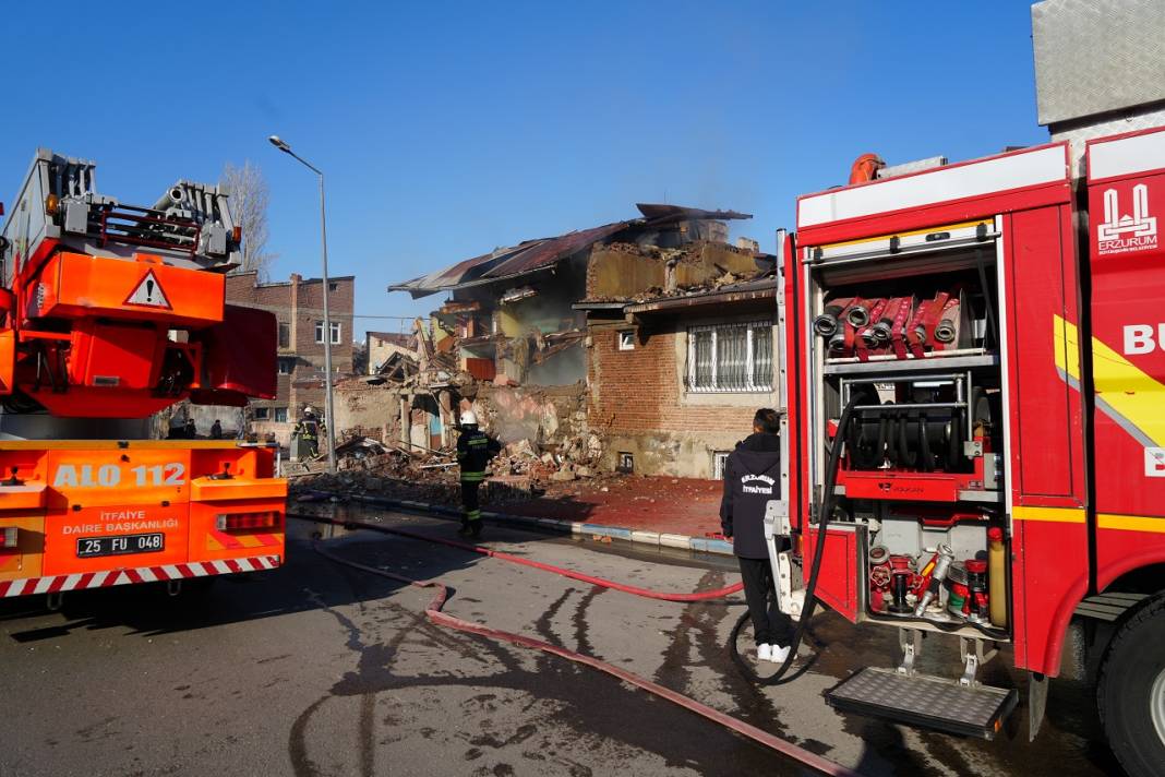 Erzurum'da doğalgaz patladı, ortalık savaş alanına döndü!  2 ev çöktü 4